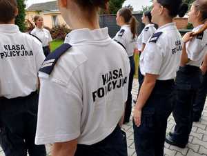 Na zdjęciu widać uczniów klasy policyjnej ubranych w biało-czarne uniformy.