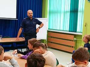 Na zdjęciu widać policjanta oraz dzieci podczas spotkania.