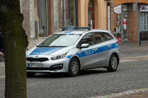 Na zdjęciu widać radiowóz oraz zabudowania żorskiego rynku.