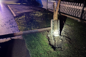 Na zdjęciu widać uszkodzony słup.