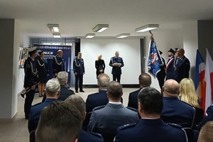 Na zdjęciu widać przebieg uroczystej zbiórki z okazji zdania i objęcia stanowiska Komendanta Miejskiego Policji w Żorach z udziałem przedstawicieli władz miasta, prokuratury oraz PSP.