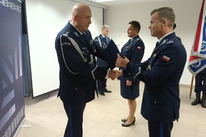 Na zdjęciu widać przebieg uroczystej zbiórki z okazji zdania i objęcia stanowiska Komendanta Miejskiego Policji w Żorach z udziałem przedstawicieli władz miasta, prokuratury oraz PSP.