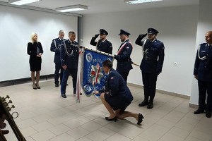 Na zdjęciu widać przebieg uroczystej zbiórki z okazji zdania i objęcia stanowiska Komendanta Miejskiego Policji w Żorach z udziałem przedstawicieli władz miasta, prokuratury oraz PSP.