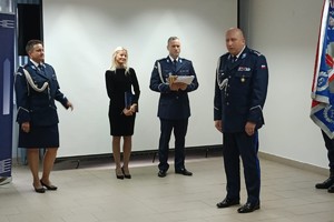 Na zdjęciu widać przebieg uroczystej zbiórki z okazji zdania i objęcia stanowiska Komendanta Miejskiego Policji w Żorach z udziałem przedstawicieli władz miasta, prokuratury oraz PSP.