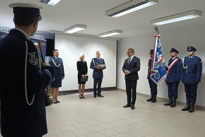 Na zdjęciu widać przebieg uroczystej zbiórki z okazji zdania i objęcia stanowiska Komendanta Miejskiego Policji w Żorach z udziałem przedstawicieli władz miasta, prokuratury oraz PSP.