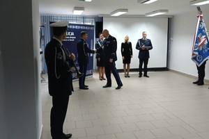 Na zdjęciu widać przebieg uroczystej zbiórki z okazji zdania i objęcia stanowiska Komendanta Miejskiego Policji w Żorach z udziałem przedstawicieli władz miasta, prokuratury oraz PSP.