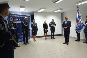 Na zdjęciu widać przebieg uroczystej zbiórki z okazji zdania i objęcia stanowiska Komendanta Miejskiego Policji w Żorach z udziałem przedstawicieli władz miasta, prokuratury oraz PSP.