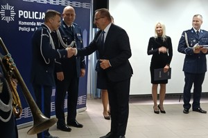 Na zdjęciu widać przebieg uroczystej zbiórki z okazji zdania i objęcia stanowiska Komendanta Miejskiego Policji w Żorach z udziałem przedstawicieli władz miasta, prokuratury oraz PSP.