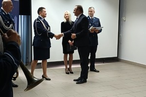 Na zdjęciu widać przebieg uroczystej zbiórki z okazji zdania i objęcia stanowiska Komendanta Miejskiego Policji w Żorach z udziałem przedstawicieli władz miasta, prokuratury oraz PSP.
