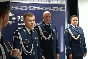 Na zdjęciu widać przebieg uroczystej zbiórki z okazji zdania i objęcia stanowiska Komendanta Miejskiego Policji w Żorach z udziałem przedstawicieli władz miasta, prokuratury oraz PSP.