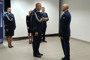 Na zdjęciu widać przebieg uroczystej zbiórki z okazji zdania i objęcia stanowiska Komendanta Miejskiego Policji w Żorach z udziałem przedstawicieli władz miasta, prokuratury oraz PSP.