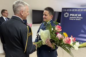 Na zdjęciu widać przebieg uroczystej zbiórki z okazji zdania i objęcia stanowiska Komendanta Miejskiego Policji w Żorach z udziałem przedstawicieli władz miasta, prokuratury oraz PSP.