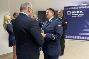 Na zdjęciu widać przebieg uroczystej zbiórki z okazji zdania i objęcia stanowiska Komendanta Miejskiego Policji w Żorach z udziałem przedstawicieli władz miasta, prokuratury oraz PSP.