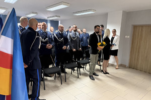 Na zdjęciu widać przebieg uroczystej zbiórki z okazji zdania i objęcia stanowiska Komendanta Miejskiego Policji w Żorach z udziałem przedstawicieli władz miasta, prokuratury oraz PSP.