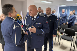 Na zdjęciu widać przebieg uroczystej zbiórki z okazji zdania i objęcia stanowiska Komendanta Miejskiego Policji w Żorach z udziałem przedstawicieli władz miasta, prokuratury oraz PSP.