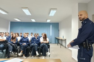 Na zdjęciu widać policjanta, prelegentów oraz uczestników debaty w zgromadzonych w sali odpraw żorskiej komendy Policji.