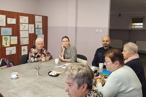 Na zdjęciu widać policjanta oraz uczestników spotkania.