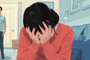 Grafika przedstawia kobietę w czerwonym swetrze trzymającą się za głowę, a w tle mieszkanie i mężczyzna.