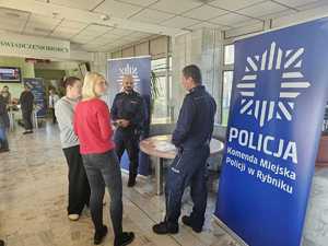 Na zdjęciu widać policjantów oraz dwie kobiety, które stoją przy promocyjnym stanowisku.