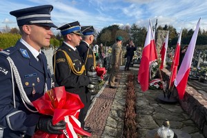 Na zdjęciu widać przedstawicieli instytucji oddających hołd poległym.