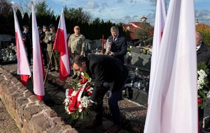 Na zdjęciu widać przedstawicieli instytucji oddających hołd poległym.