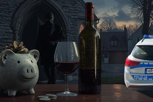 Na grafice widać skarbonkę, lampkę i butelkę wina, radiowóz, kościół oraz zamaskowanego mężczyznę.