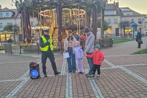 Na zdjęciu widać policjanta oraz uczestników czytania na żorskim Rynku.