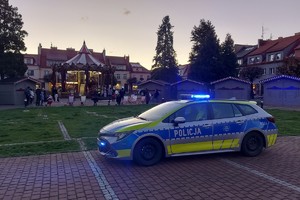 Na zdjęciu widać radiowóz, a w tle karuzelę i żorski Rynek.