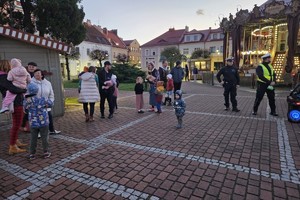 Na zdjęciu widać policjanta oraz uczestników czytania na żorskim Rynku.