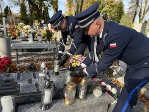 Na zdjęciu widać policjantów oddających hołd na cmentarzu.