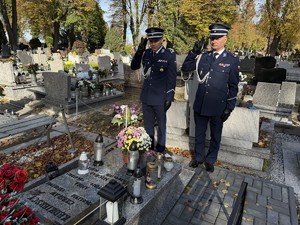 Na zdjęciu widać policjantów oddających hołd na cmentarzu.
