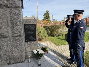 Na zdjęciu widać policjantów oddających hołd przy pomniku.
