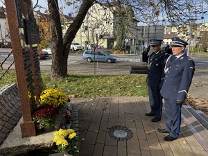 Na zdjęciu widać policjantów oddających hołd przy pomniku.