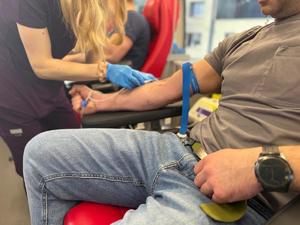 Na zdjęciu widać osoby podczas oddawania krwi.