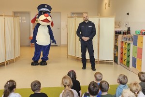 Na zdjęciu widać przedszkolaków oraz policjanta podczas spotkania.