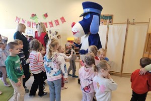 Na zdjęciu widać przedszkolaków oraz Sznupka podczas spotkania.