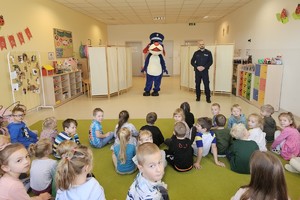 Na zdjęciu widać przedszkolaków oraz policjanta podczas spotkania.