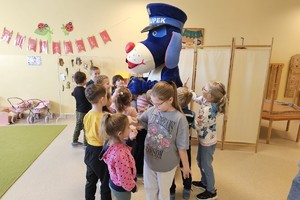 Na zdjęciu widać przedszkolaków oraz Sznupka podczas spotkania.
