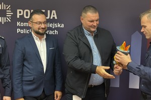 Na zdjęciu widać komendantów oraz przedstawiciela Proma oraz HDK.