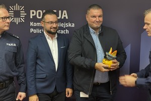 Na zdjęciu widać komendantów oraz przedstawiciela Proma oraz HDK.