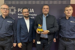 Na zdjęciu widać komendantów oraz przedstawiciela Proma oraz HDK.