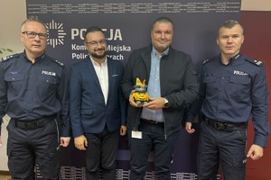 Na zdjęciu widać komendantów oraz przedstawiciela Proma oraz HDK.
