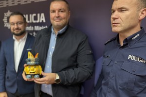 Na zdjęciu widać komendantów oraz przedstawiciela Proma oraz HDK.