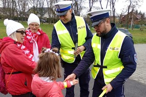 Na zdjęciu widać policjantów oraz uczestników biegu.
