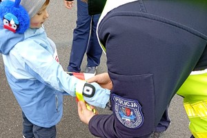 Na zdjęciu widać policjantów oraz uczestników biegu.