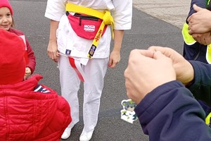 Na zdjęciu widać policjantów oraz uczestników biegu.