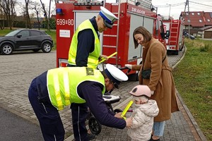 Na zdjęciu widać policjantów oraz uczestników biegu.