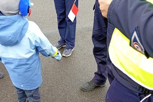 Na zdjęciu widać policjantów oraz uczestników biegu.