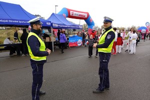 Na zdjęciu widać policjantów oraz uczestników biegu.