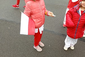 Na zdjęciu widać policjantów oraz uczestników biegu.
